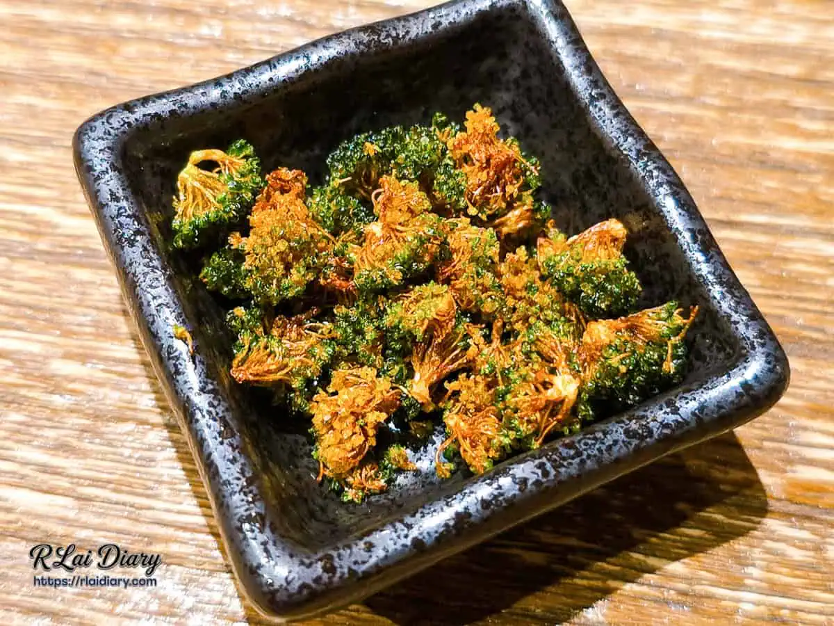 茶碗蒸專用配料：炸至香酥的綠花椰菜碎近拍
