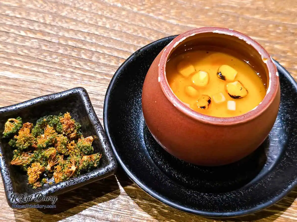 精緻茶碗蒸搭配金黃玉米粒，旁附一碟酥脆綠花椰菜碎