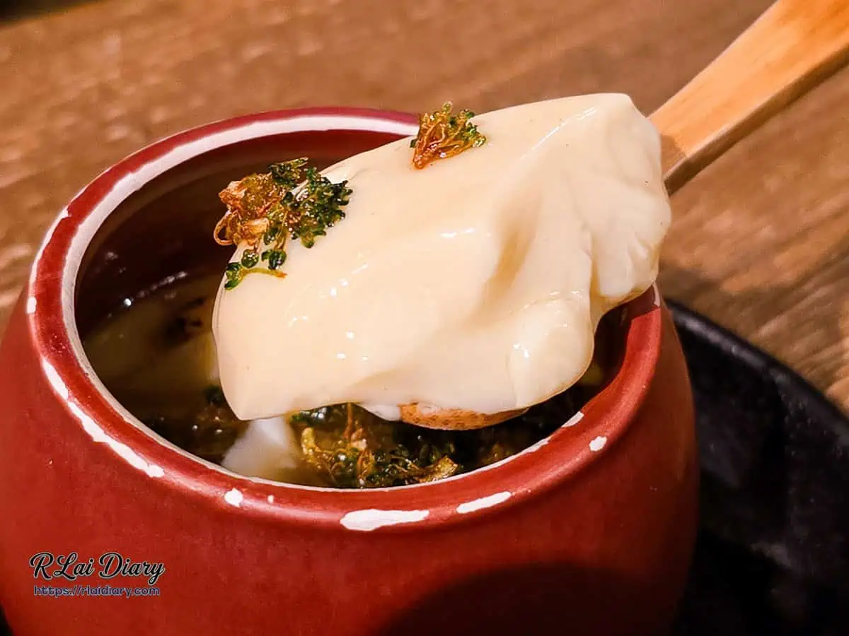 舀起如絲綢般滑嫩的茶碗蒸，質地細膩無孔洞