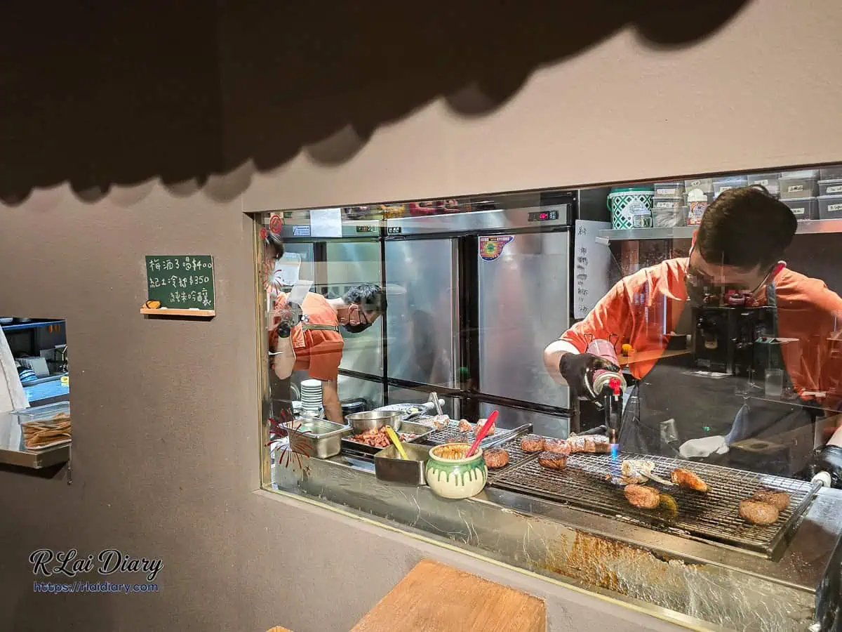 職人於開放式廚房利用炭火與噴槍精準掌控食材熟度
