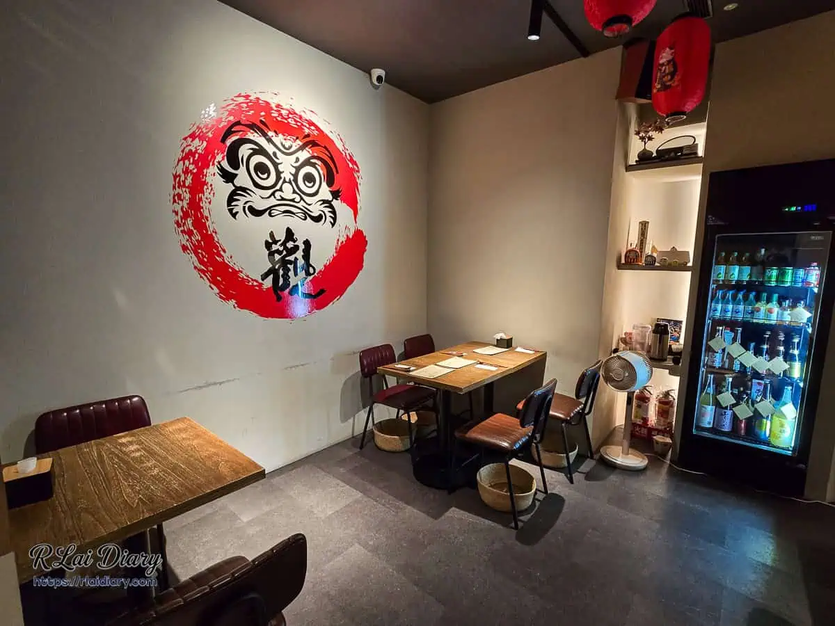 店內裝潢細節，牆面上色彩鮮豔的達摩不倒翁藝術裝飾
