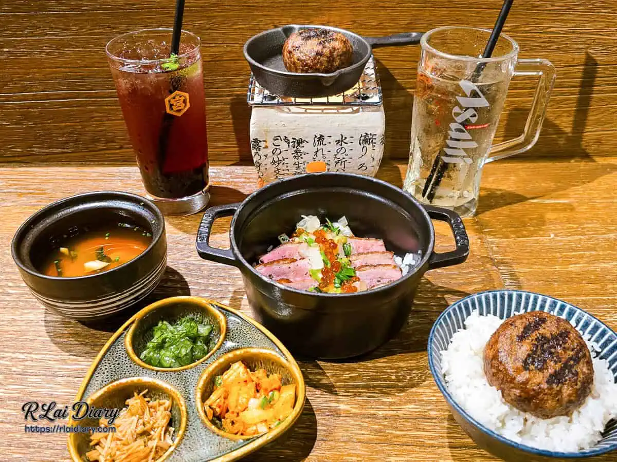 豐富的餐桌全景,包含主食、附餐、小菜與精緻飲品