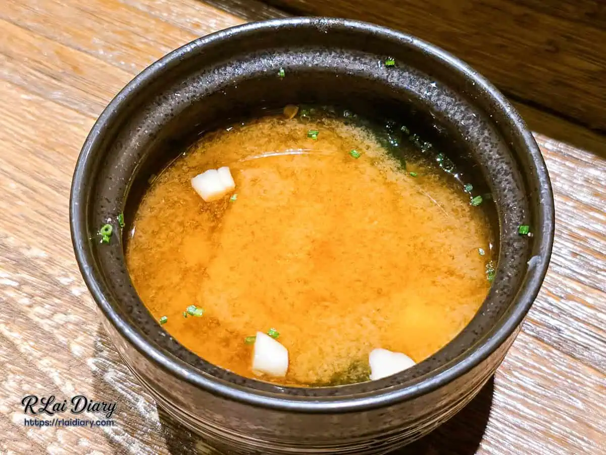 熱氣騰騰的味增湯，撒上鮮綠蔥花點綴
