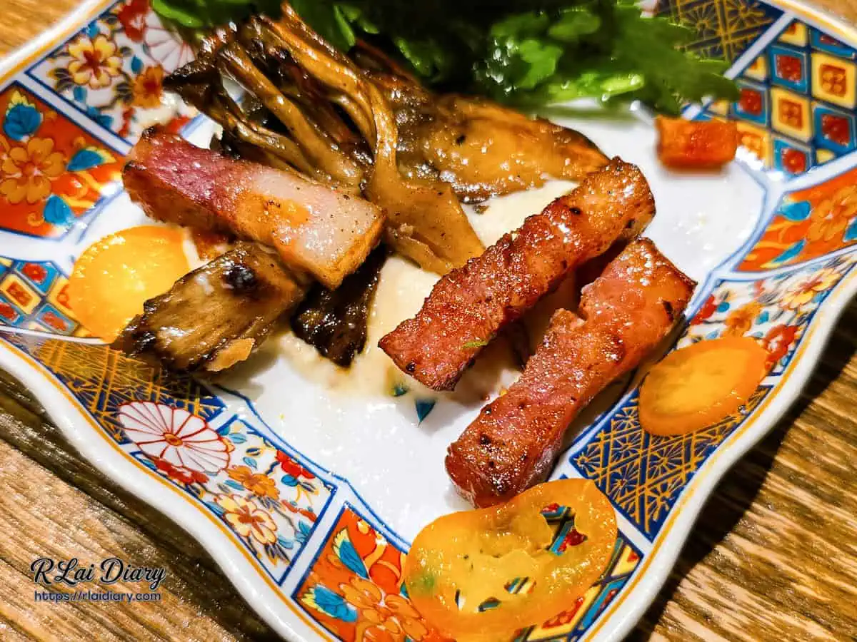 沙拉底部的厚切培根與焦香舞菇，層次分明且香氣濃郁