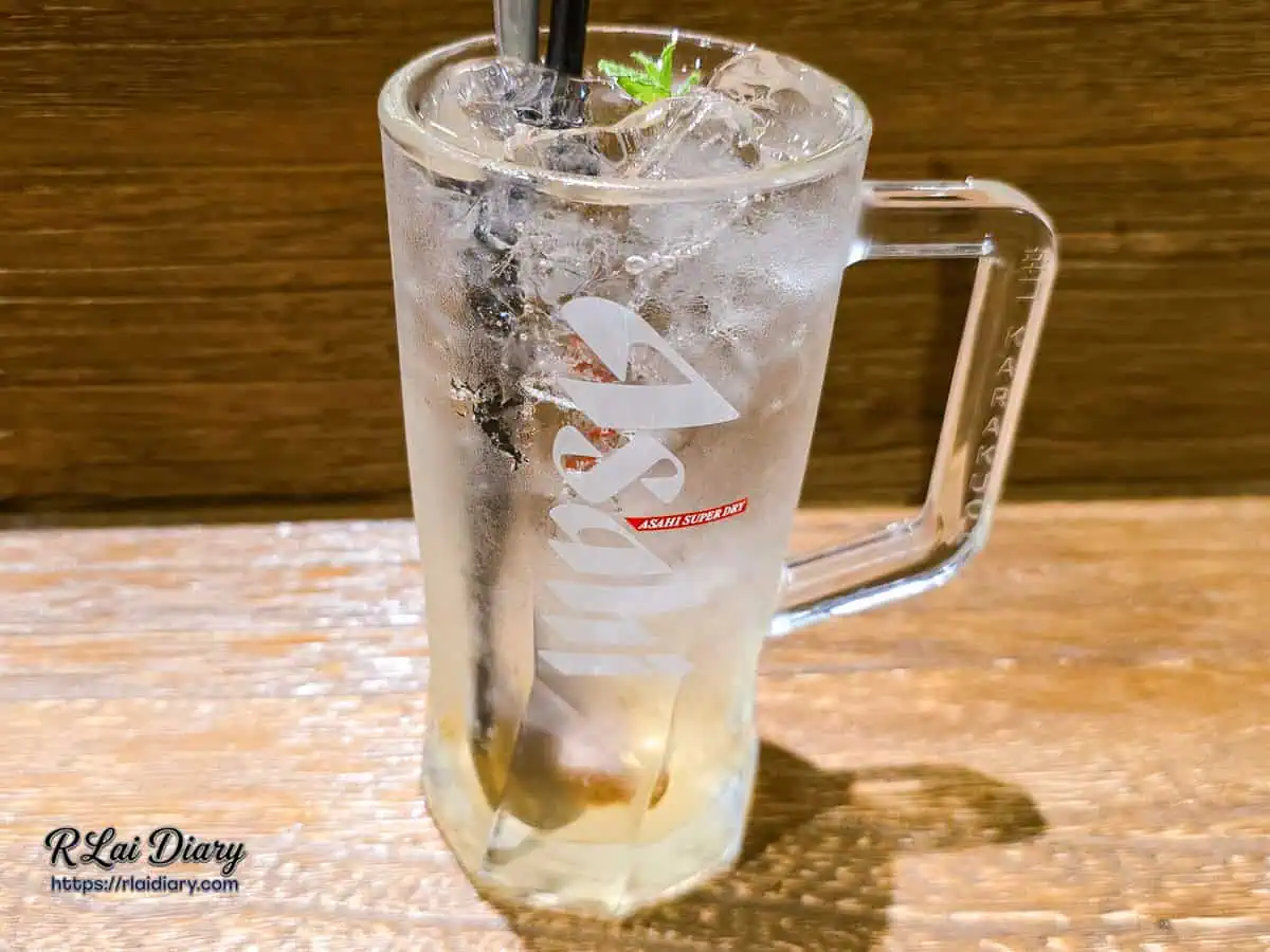 梅子沙瓦飲品，帶有氣泡感與梅子果實的消暑選擇