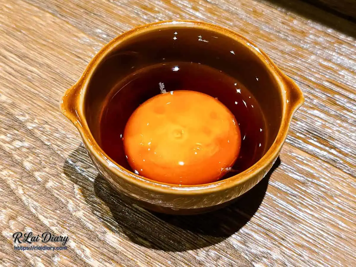 醬油漬生食級雞蛋，晶瑩飽滿的蛋黃與特製醬汁