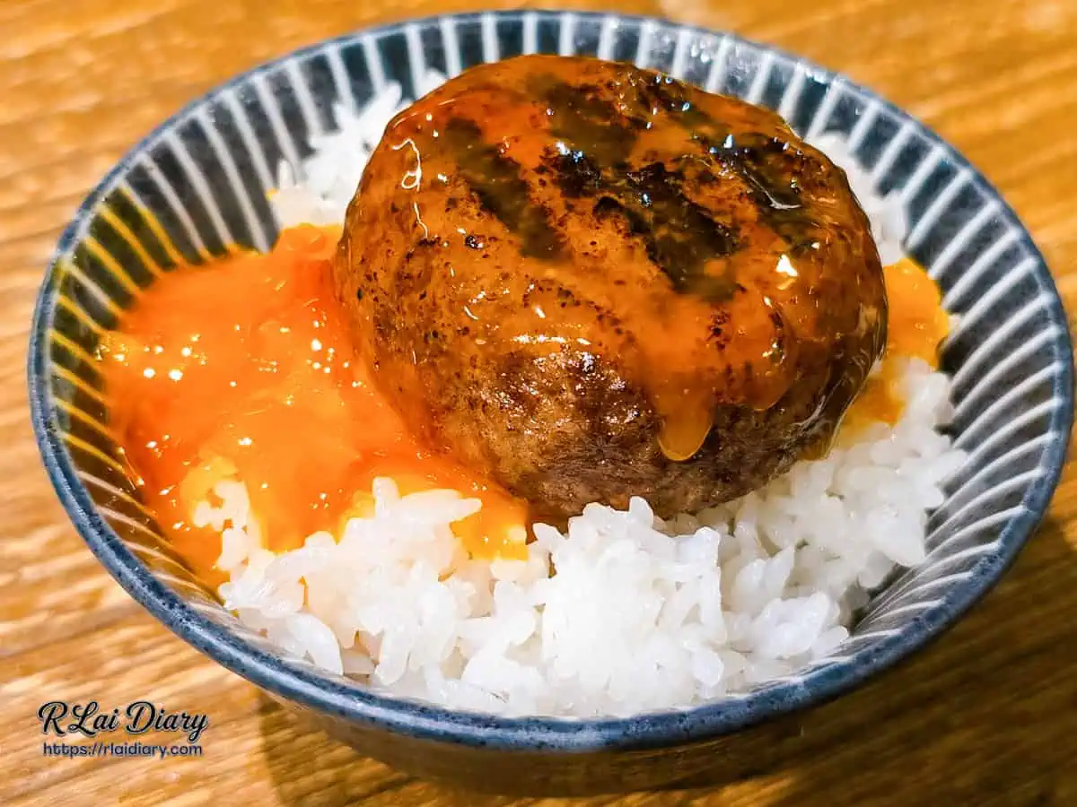 和牛漢堡排結合醬油漬蛋黃與白飯，口感濃醇滑順