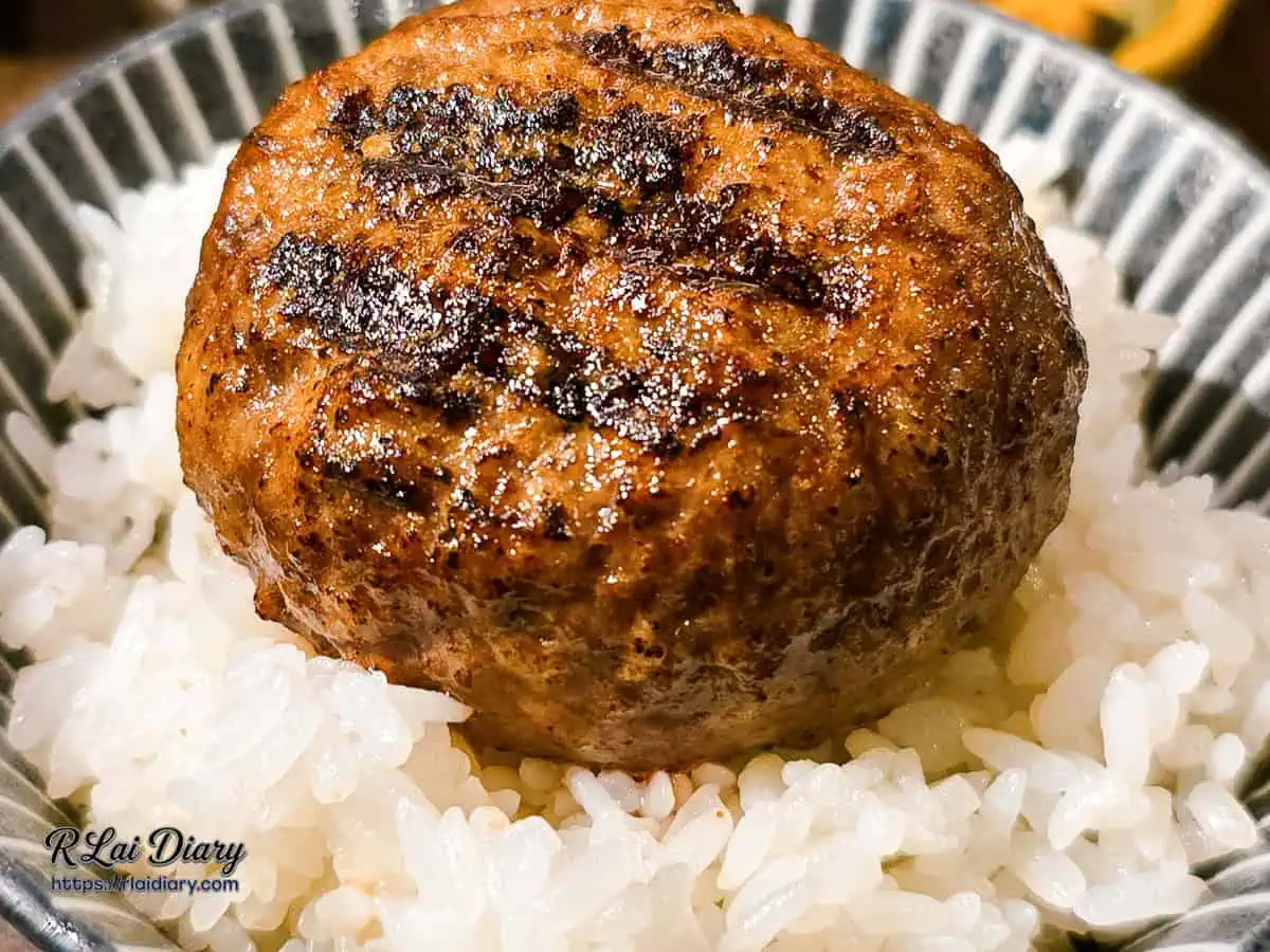 厚實的A5和牛漢堡排置於台中一九四號香米飯上