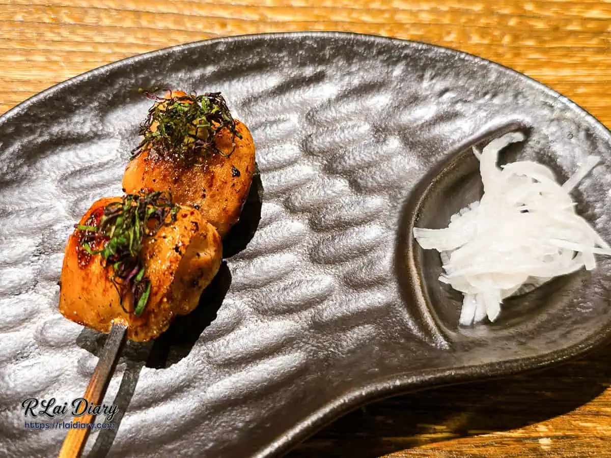 炭燒鳥串外皮帶有誘人炭焦香氣與紫蘇點綴