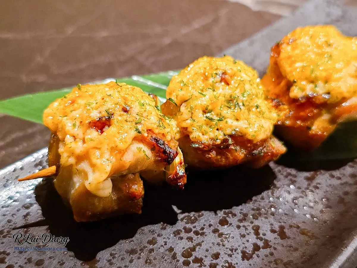 麓島炭烤醬燒雞肉丸串，搭配濃郁明太子醬特寫