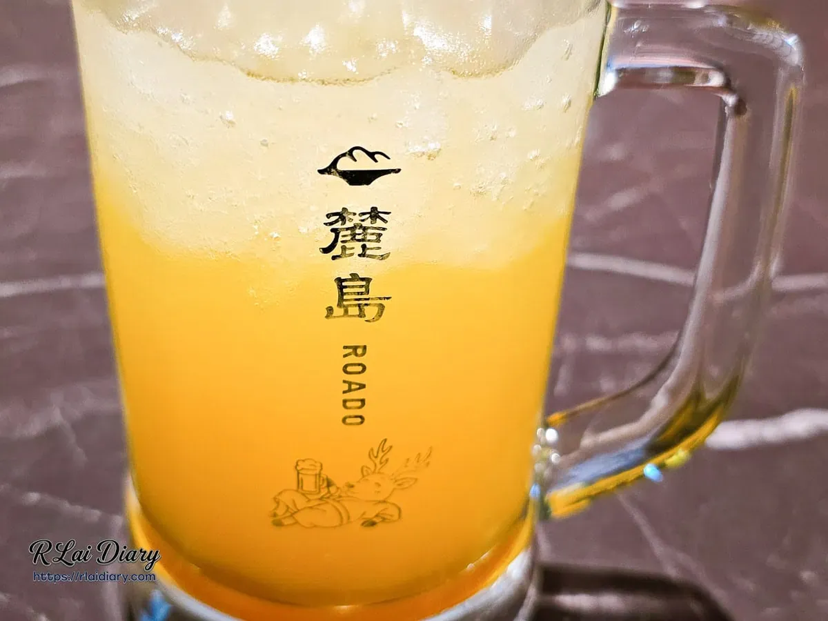 印有麓島Logo的芒果氣泡飲與清涼水珠特寫