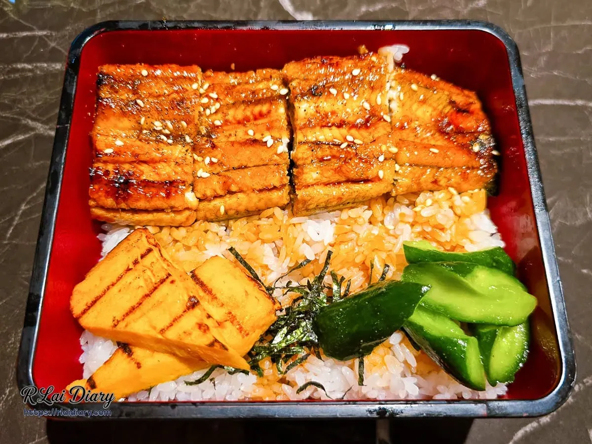 麓島鰻魚飯餐盒，搭配玉子燒與漬物小黃瓜