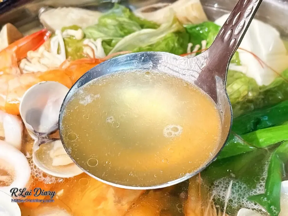 海陸火鍋清澈甘甜的金黃色高湯特寫