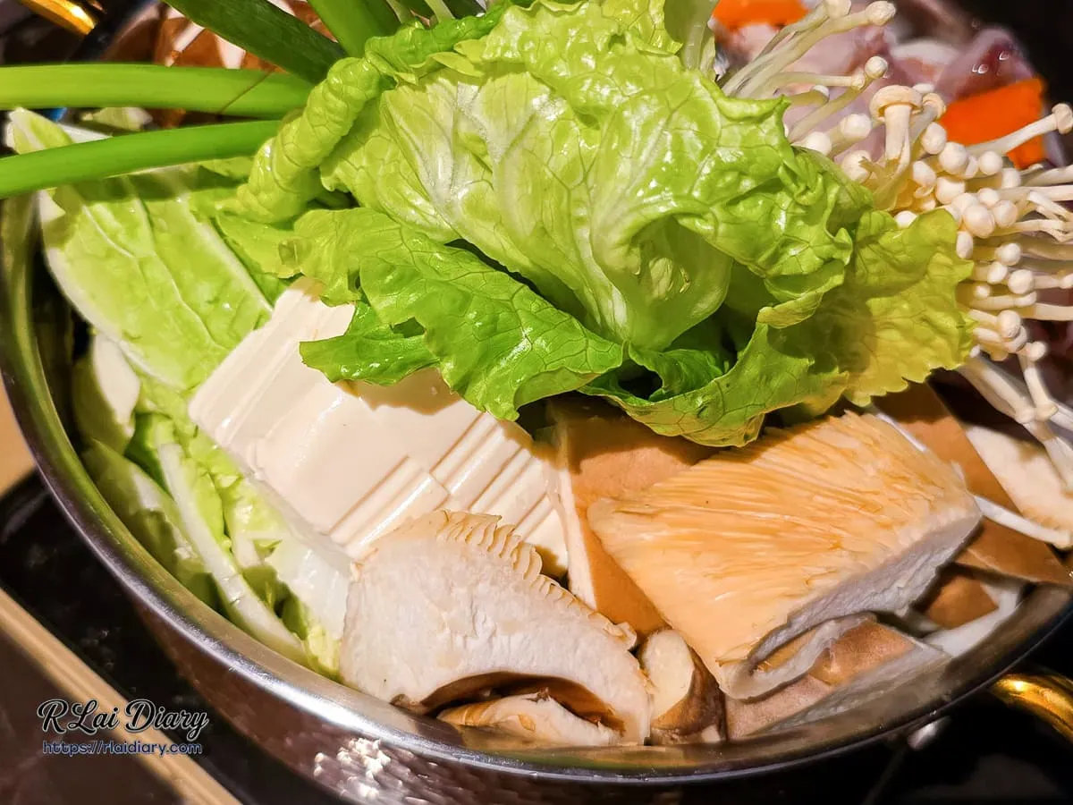 桃園必吃海陸火鍋，新鮮的時蔬下鍋