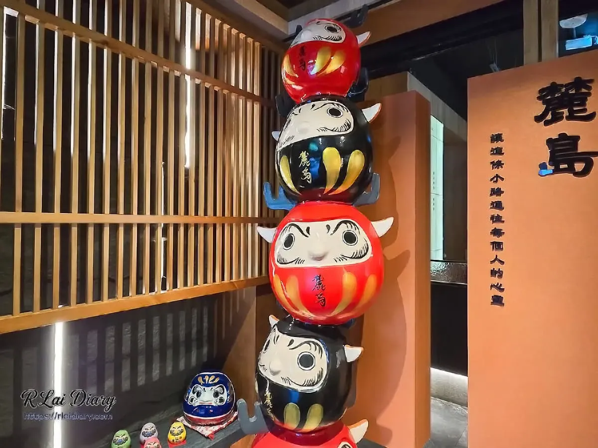 桃園麓島居酒屋店內特色日式達摩疊羅漢裝飾