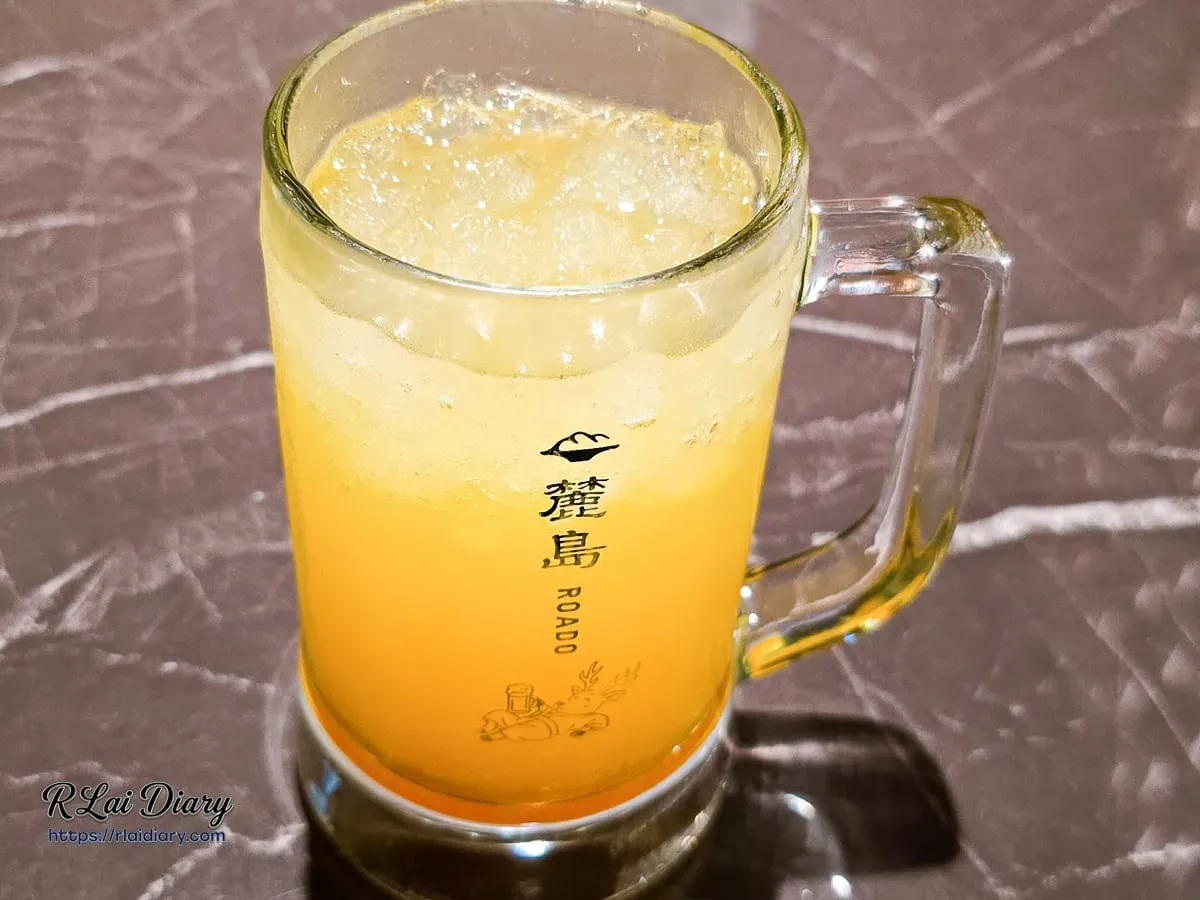 夏日解膩芒果氣泡飲，鮮亮橙黃色澤