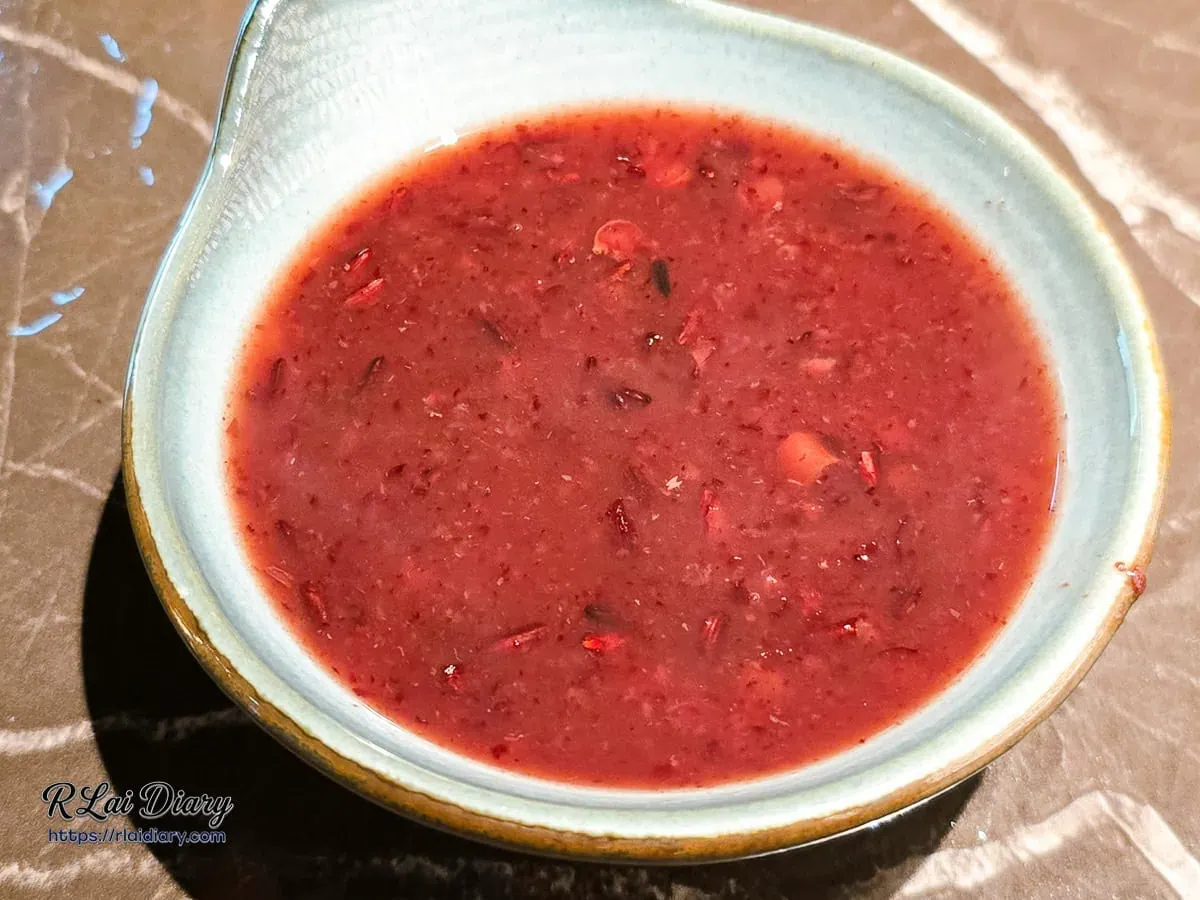 溫熱紅豆紫米甜湯特寫，綿密出沙的口感