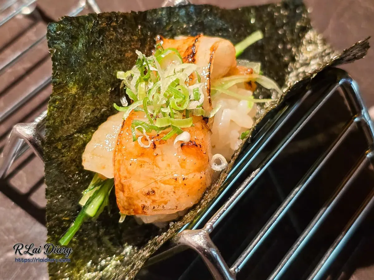 麓島必吃比目魚鰭邊手卷，油脂豐富與酥脆海苔特寫