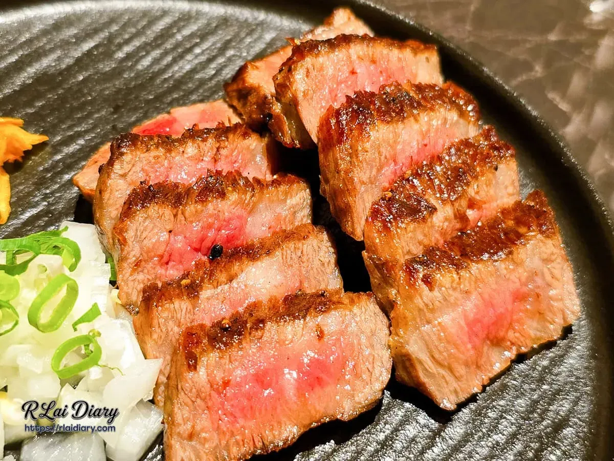 日本A5和牛老饕上蓋牛排切面，粉嫩肉質與豐富油花