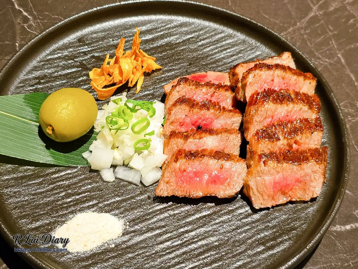 桃園頂級燒肉推薦，A5和牛牛排搭配炸蒜片與佐料擺盤