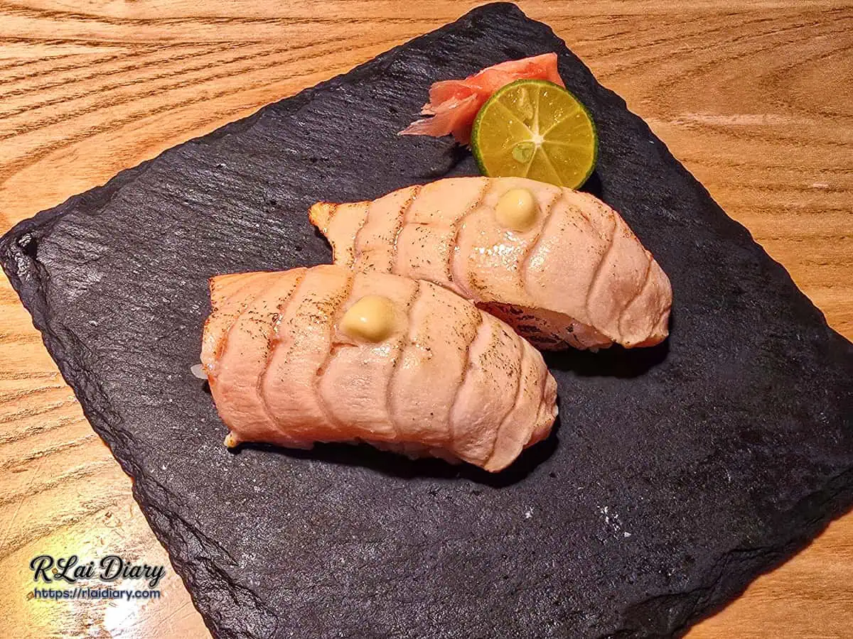 饗夢居酒屋人氣壽司：炙燒鮭魚握壽司，表面微焦油脂豐富