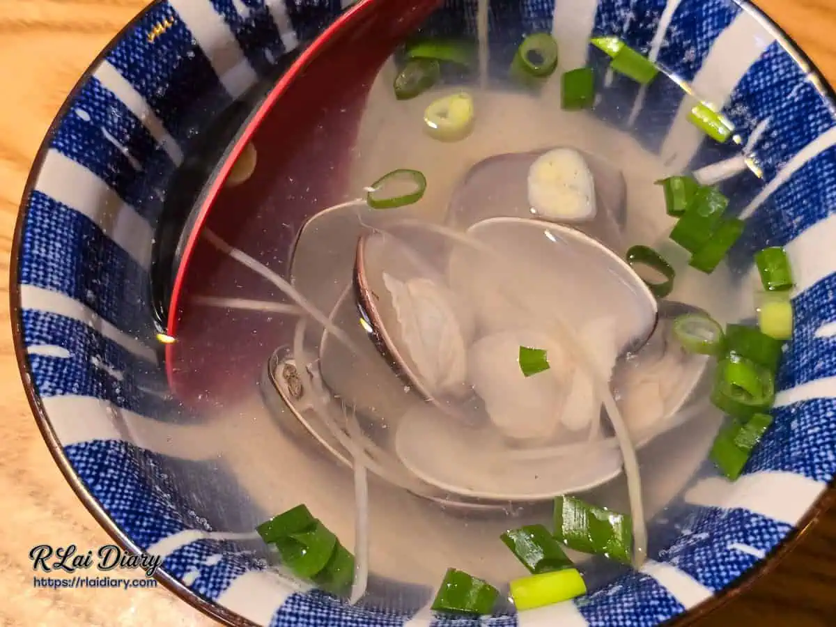 饗夢居酒屋暖胃湯品特寫：薑絲蛤蜊湯，湯頭清澈且蛤蜊飽滿鮮甜