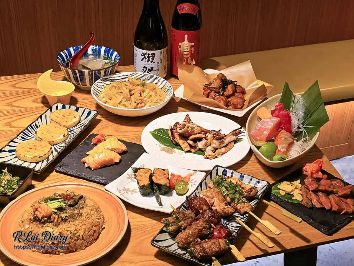 台中西屯聚餐推薦:饗夢居酒屋滿桌美食合照,含海膽壽司、黑金炒飯、串燒與綜合刺身