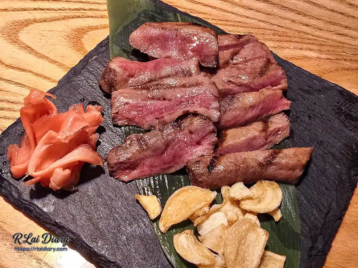 饗夢居酒屋必點下酒菜：烤至粉嫩五分熟的牛舌，保留飽滿肉汁