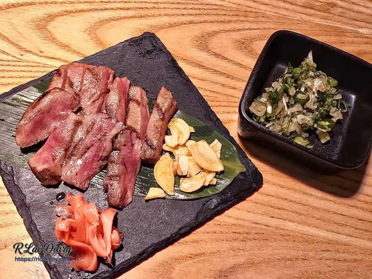 台中西屯美食推薦：饗夢居酒屋厚切蔥鹽牛舌，搭配蒜片與紅薑