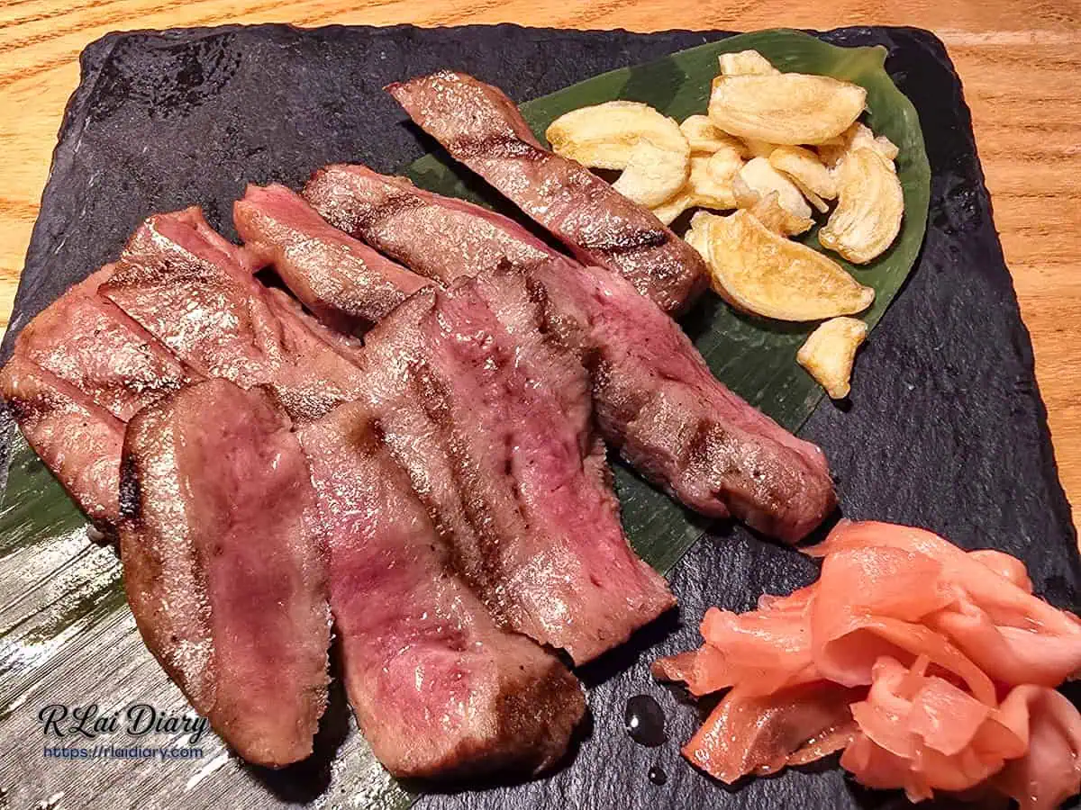 西屯燒烤推薦：饗夢居酒屋特製牛舌特寫，口感脆彈鮮嫩
