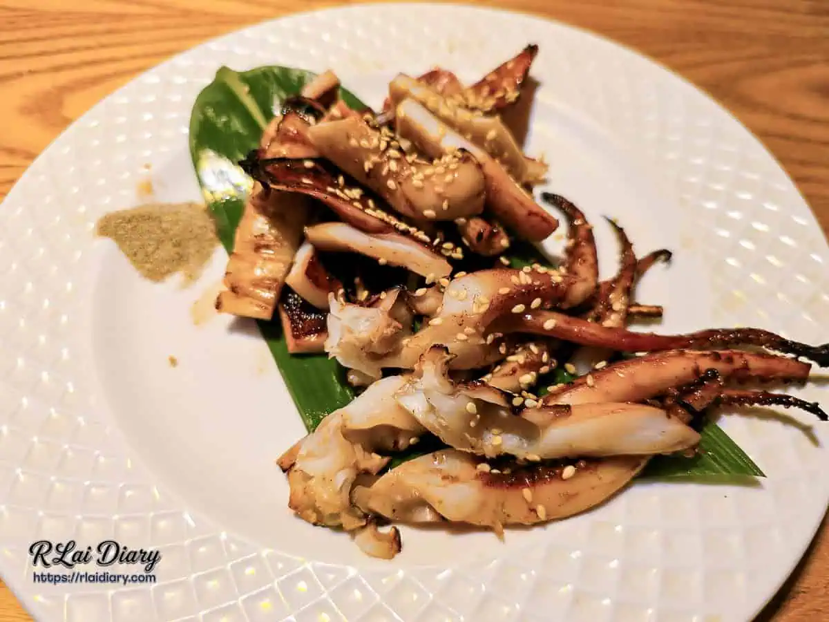 饗夢居酒屋烤物推薦：切片醬烤魷魚近照，口感Q彈佐特製椒鹽