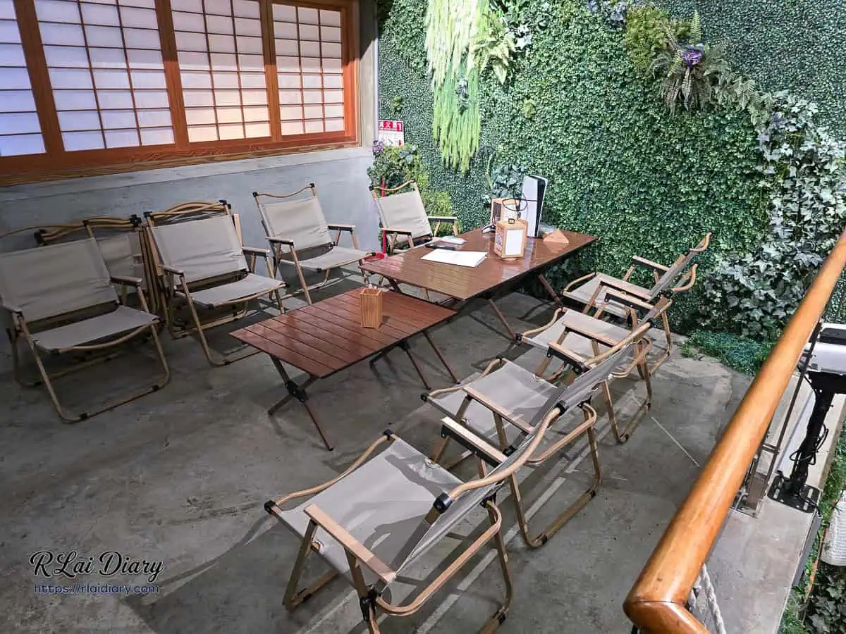 台中特色居酒屋：二樓露營風座位區特寫，舒適放鬆的聚餐氛圍