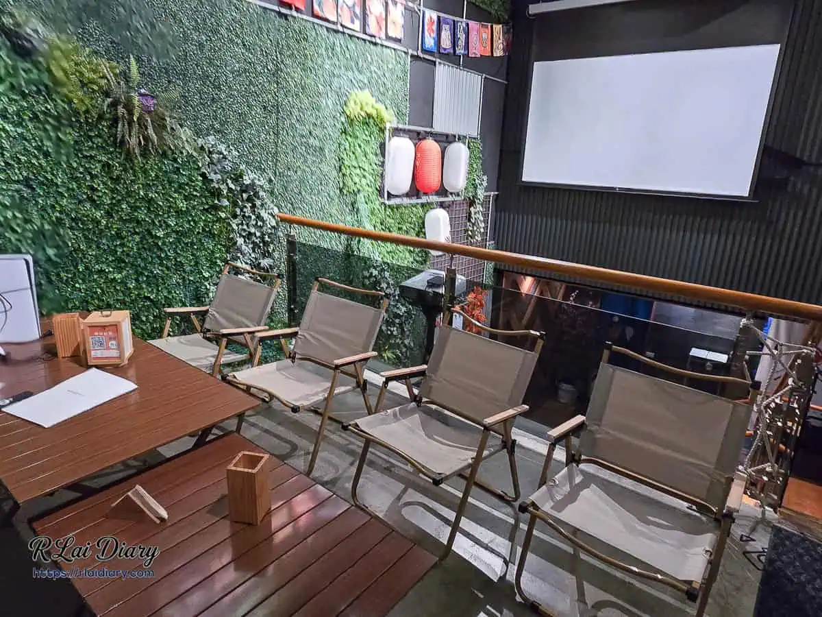 台中西屯聚餐推薦：饗夢居酒屋二樓豪華露營風座位與大型投影幕