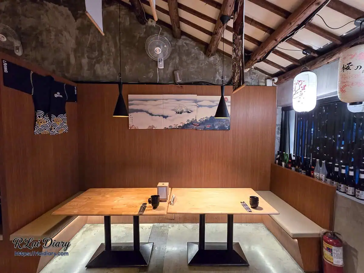 饗夢居酒屋二樓環境：寬敞舒適的木質座位區，保留老宅屋頂結構