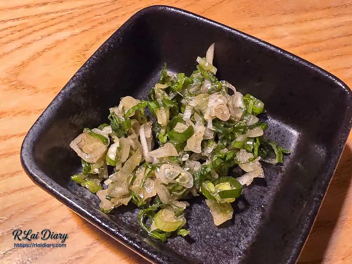 饗夢居酒屋特製佐料：搭配牛舌的特製蔥鹽醬，鹹香提味