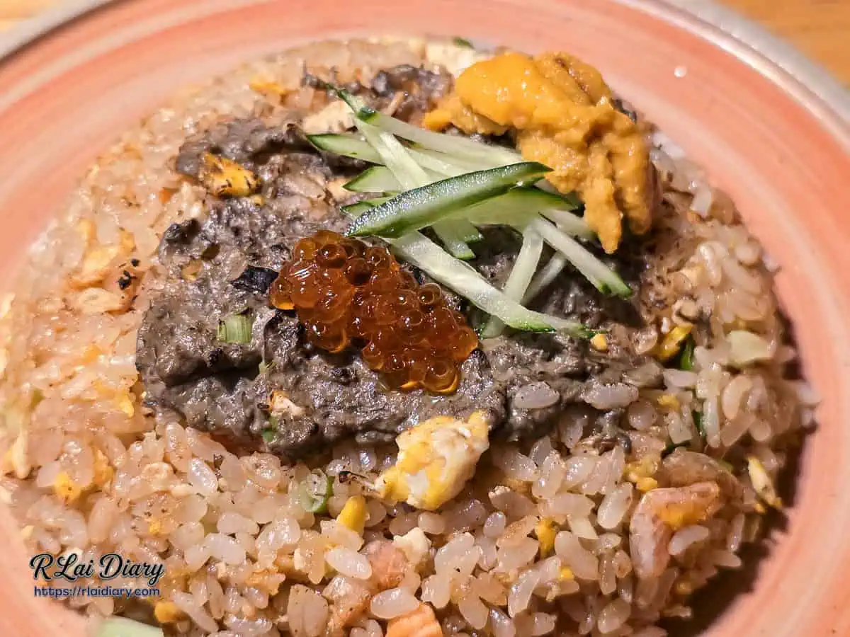 台中西屯必吃美食：黑金炒飯特寫，粒粒分明搭配新鮮海膽