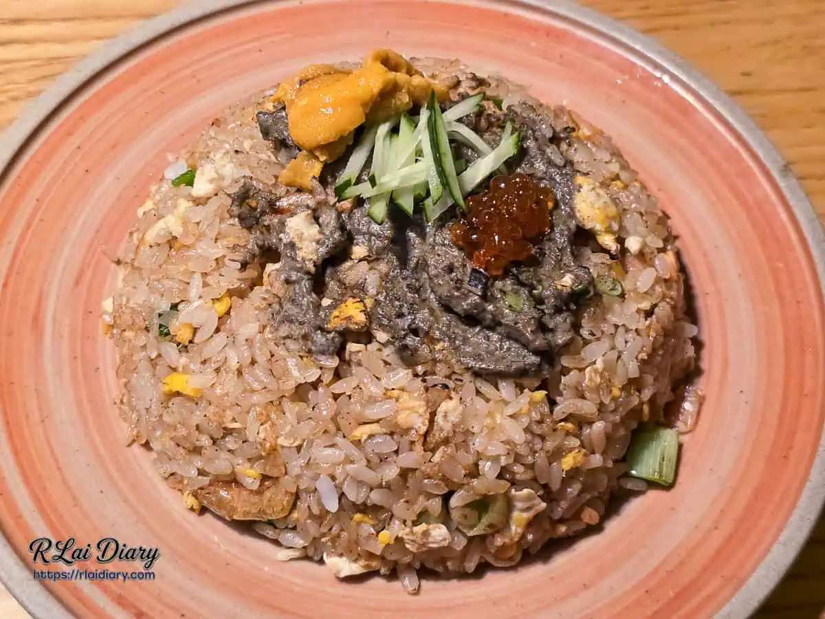 饗夢居酒屋鎮店之寶：主廚黑金炒飯，鋪滿海膽與鮭魚卵的奢華享受