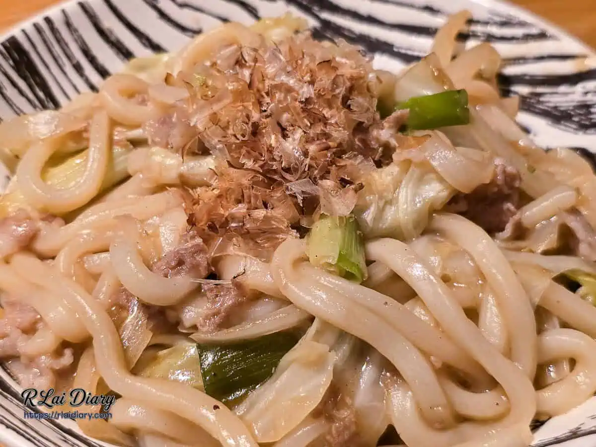 西屯宵夜主食推薦：日式炒烏龍麵近照，柴魚片在熱氣中起舞