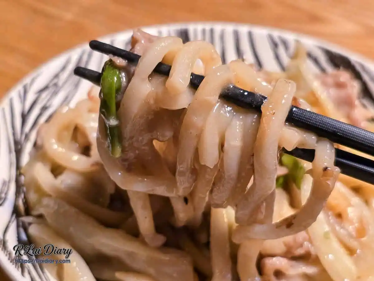 饗夢居酒屋美食特寫：夾起Q彈的讚岐烏龍麵，醬香四溢