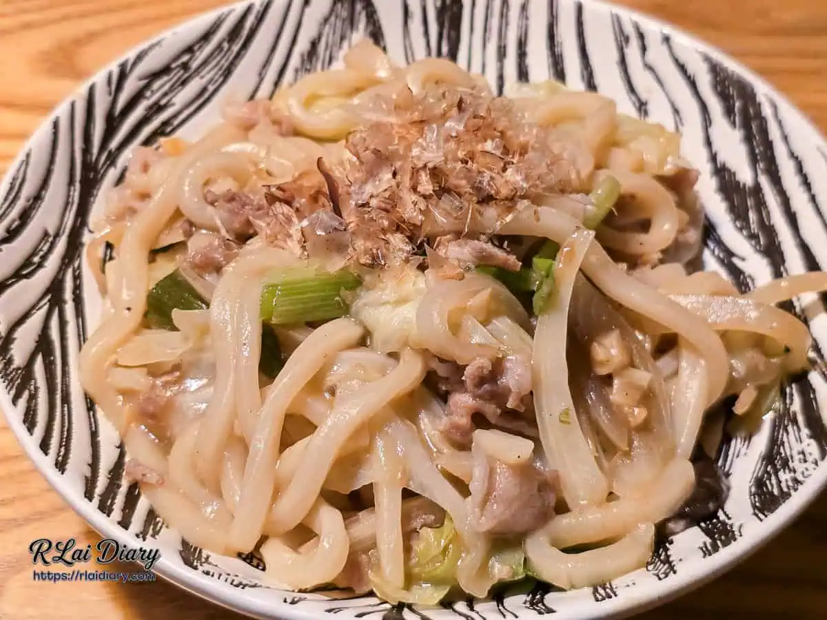 饗夢居酒屋日式炒烏龍麵：撒滿柴魚片，吸附濃郁醬汁的Q彈麵條