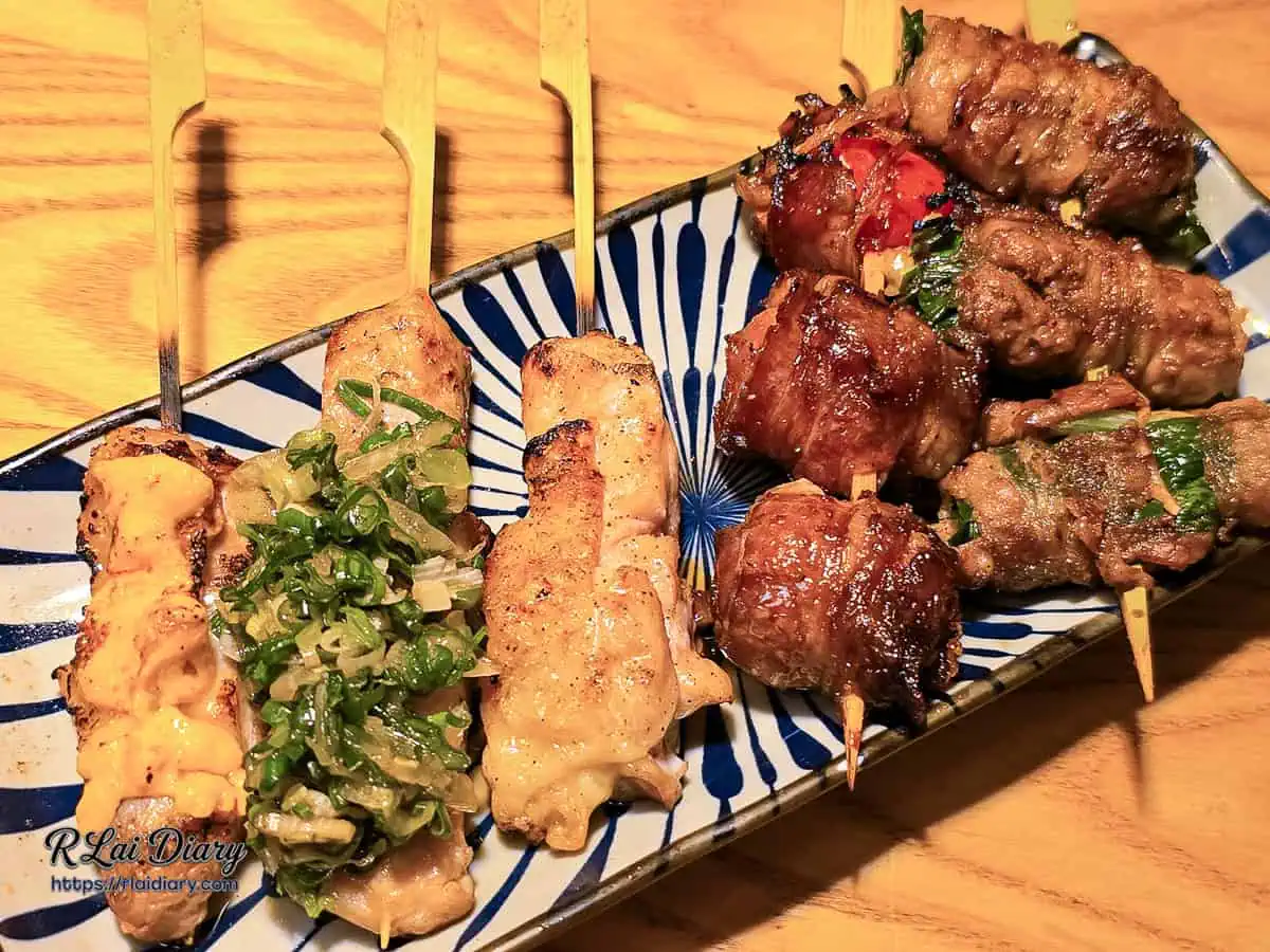 饗夢居酒屋串燒細節：炭烤香氣十足的蔥鹽雞肉串與創意肉捲特寫