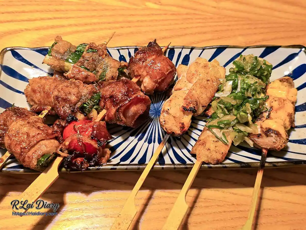 西屯平價串燒拼盤：饗夢居酒屋培根番茄捲、蔥鹽雞肉串與明太子雞肉串