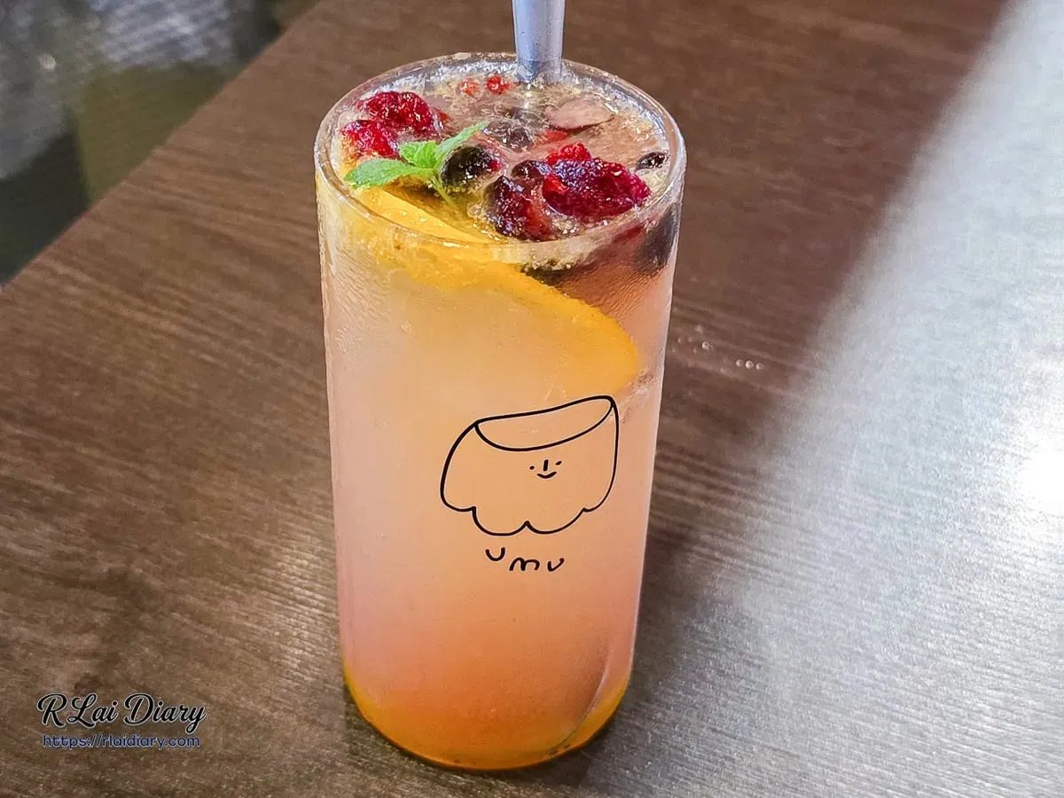 莓果氣泡飲，粉嫩漸層色調與可愛杯身