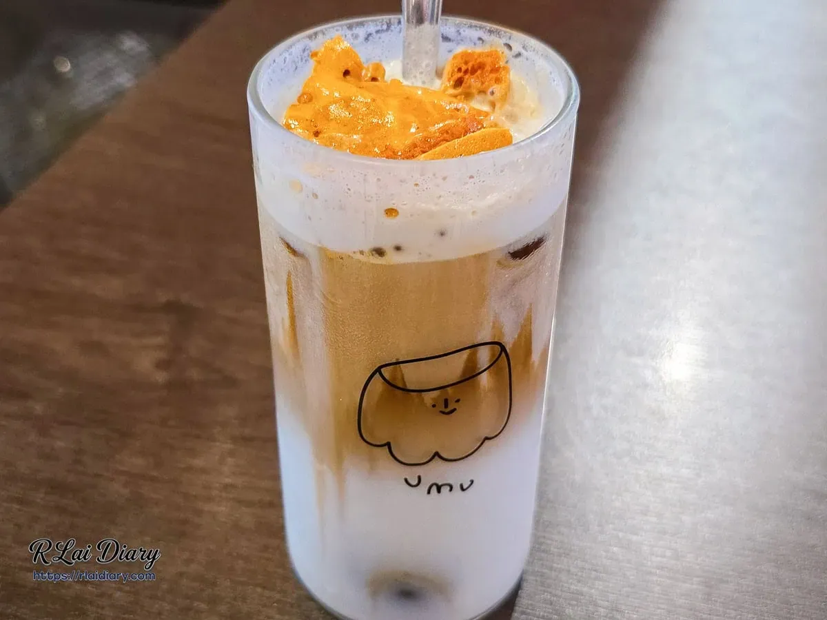 焦糖脆脆拿鐵，頂層鋪滿手作焦糖脆餅