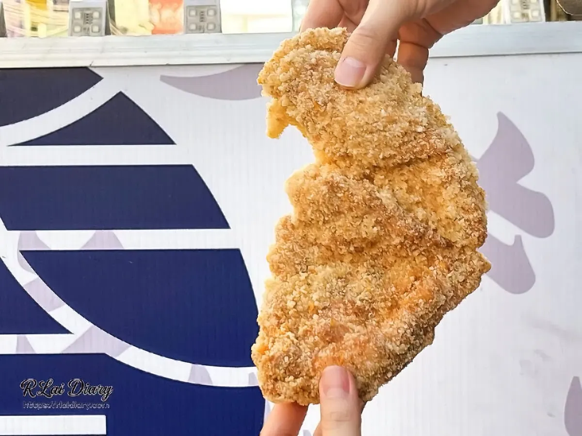 騰之雞排傳統酥皮雞排外觀：超大份量的現炸雞排，金黃酥脆的顆粒感麵衣展現乾爽不油膩的誘人色澤。