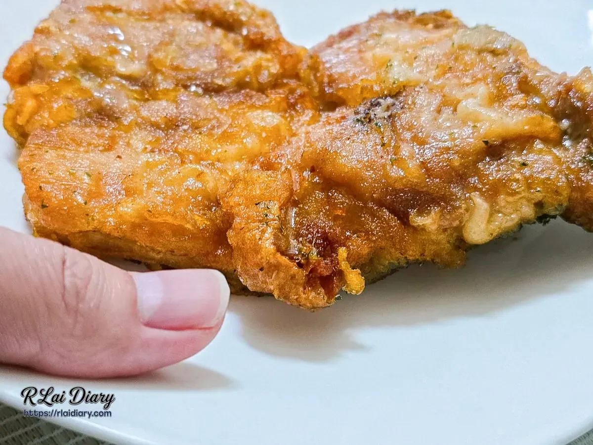 台中太平必吃薄皮雞腿排：近距離展現雞腿排酥脆外衣與細緻肉質的完美比例，咬下瞬間肉汁四溢的絕佳口感。