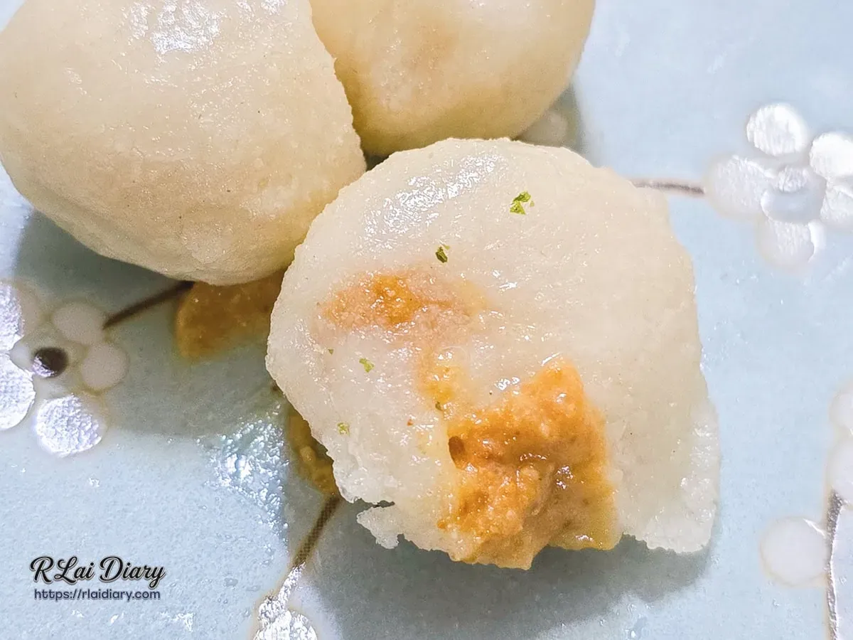騰之雞排炸花生元宵爆漿特寫：熱呼呼的炸湯圓咬開後，濃郁香甜的花生流沙內餡緩緩溢出，表皮微酥且軟糯不黏牙。