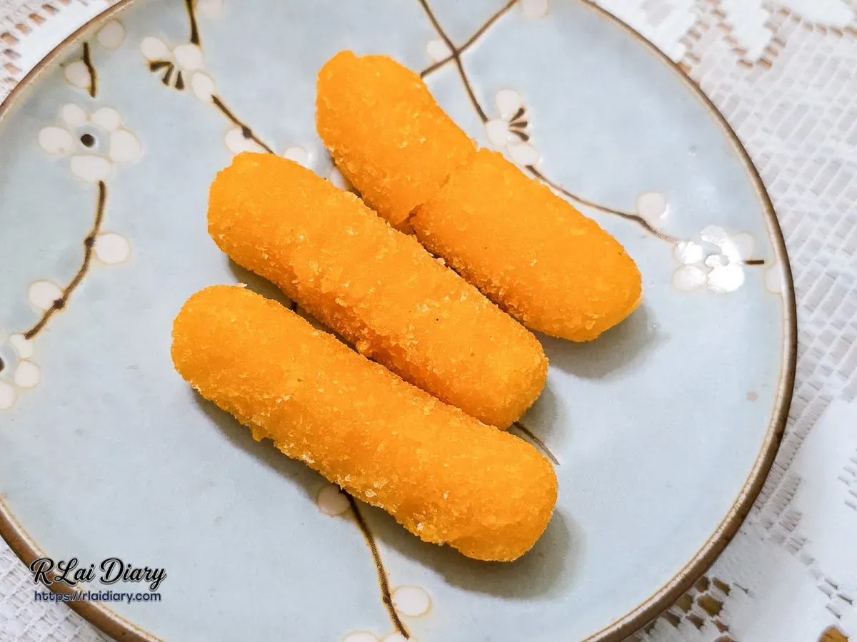 台中太平必點炸起司條：三條炸至橘金色的酥脆乳酪棒擺置於質感瓷盤上，深受小朋友與起司控喜愛的熱門點心。