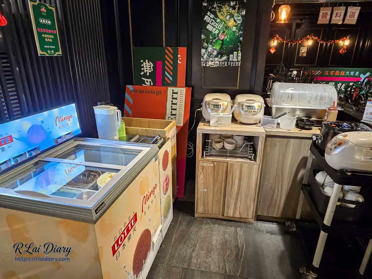 狂一鍋自助吧區域全景，包含日本樂天冰淇淋櫃、醬料區、飲料機與吃到飽的特色飯食區