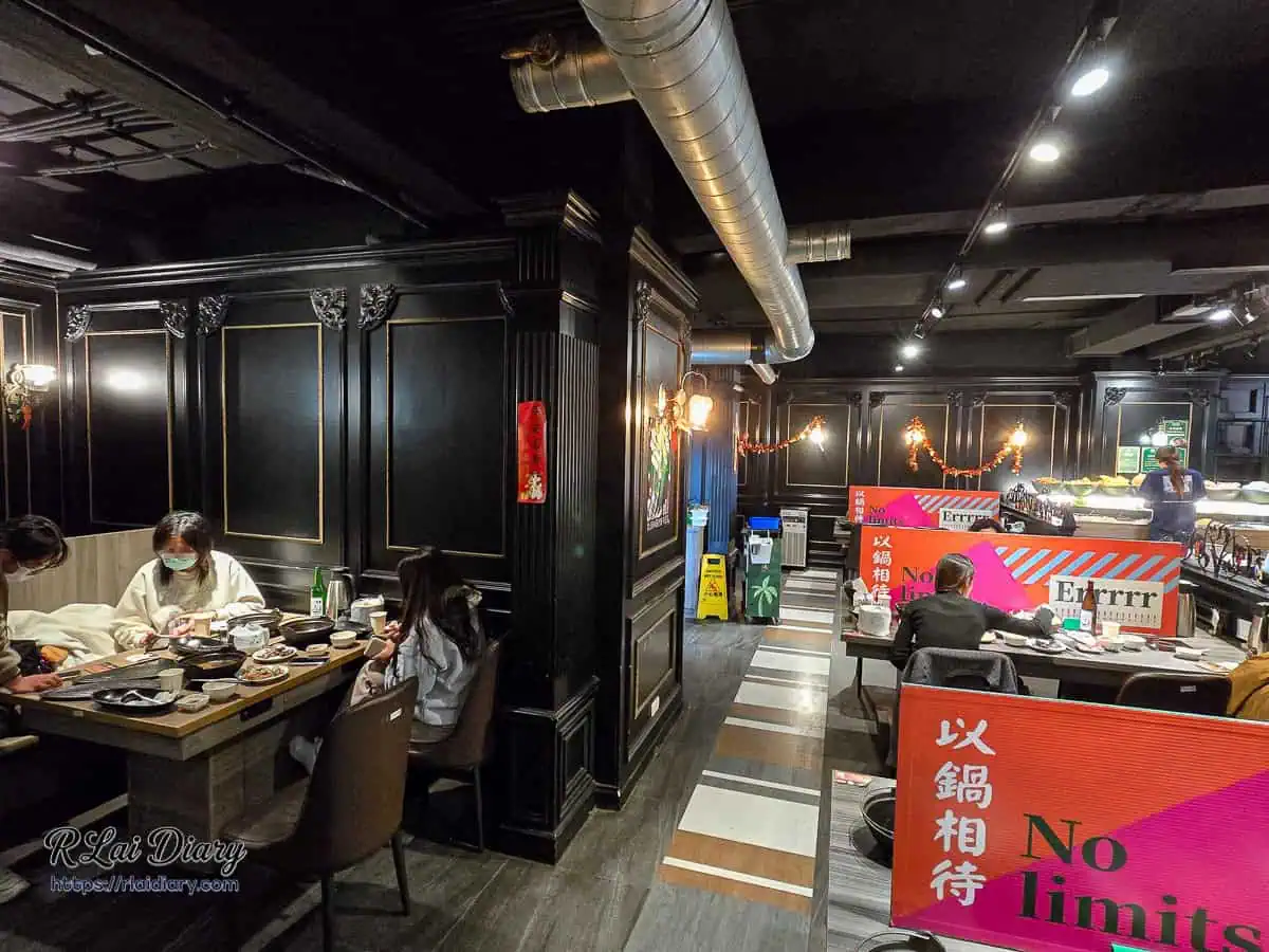 狂一鍋店內寬敞用餐環境，黑色系質感裝潢與舒適座位區